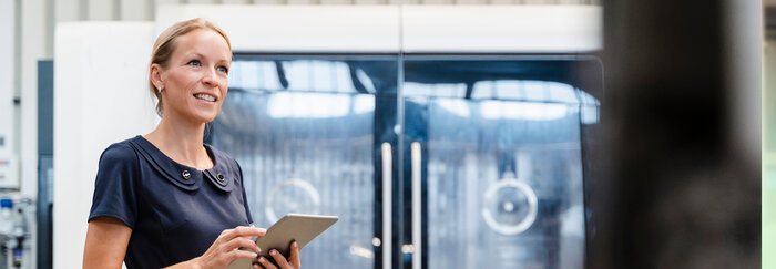 Donna in un capannone industriale